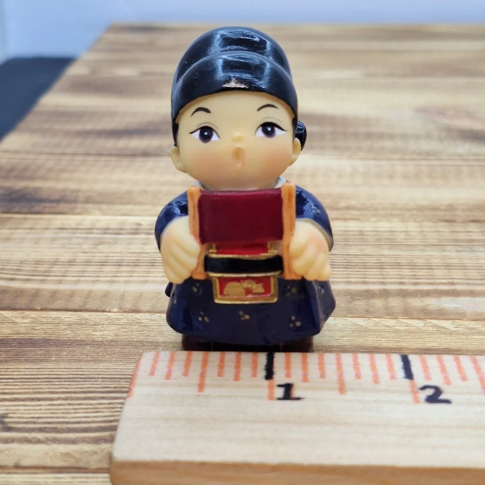 Authentic Japanese Souvenirs‎ Girl figurine 2.5